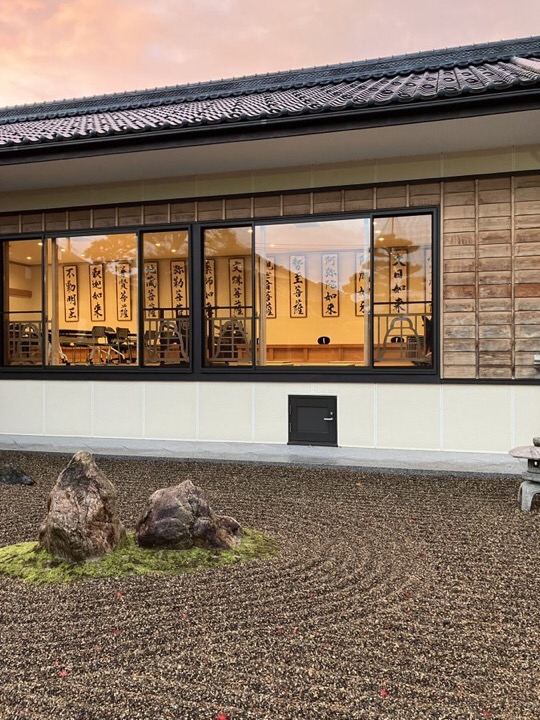 観音寺の坐禅堂と石庭。夕暮れの光に包まれ、静かで落ち着いた雰囲気が漂う。