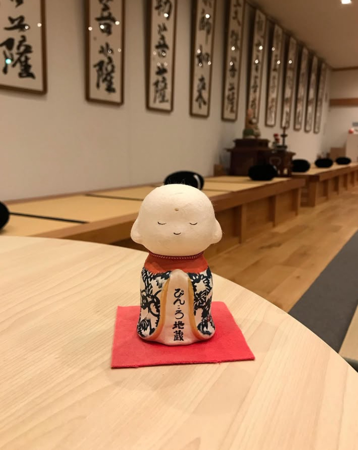 坐禅堂に置かれたぴんころ地蔵と掛け軸
