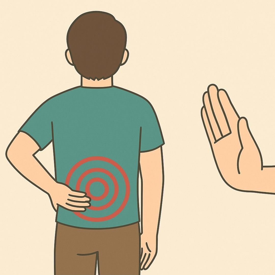腰の不調を気にする人と「触らない」を示す手のイラスト｜整体療術院UP